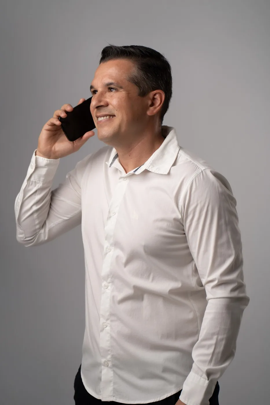 Reginaldo Ferreira falando ao telefone