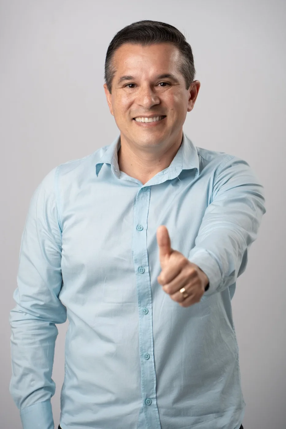 Reginaldo Ferreira fazendo sinal positivo