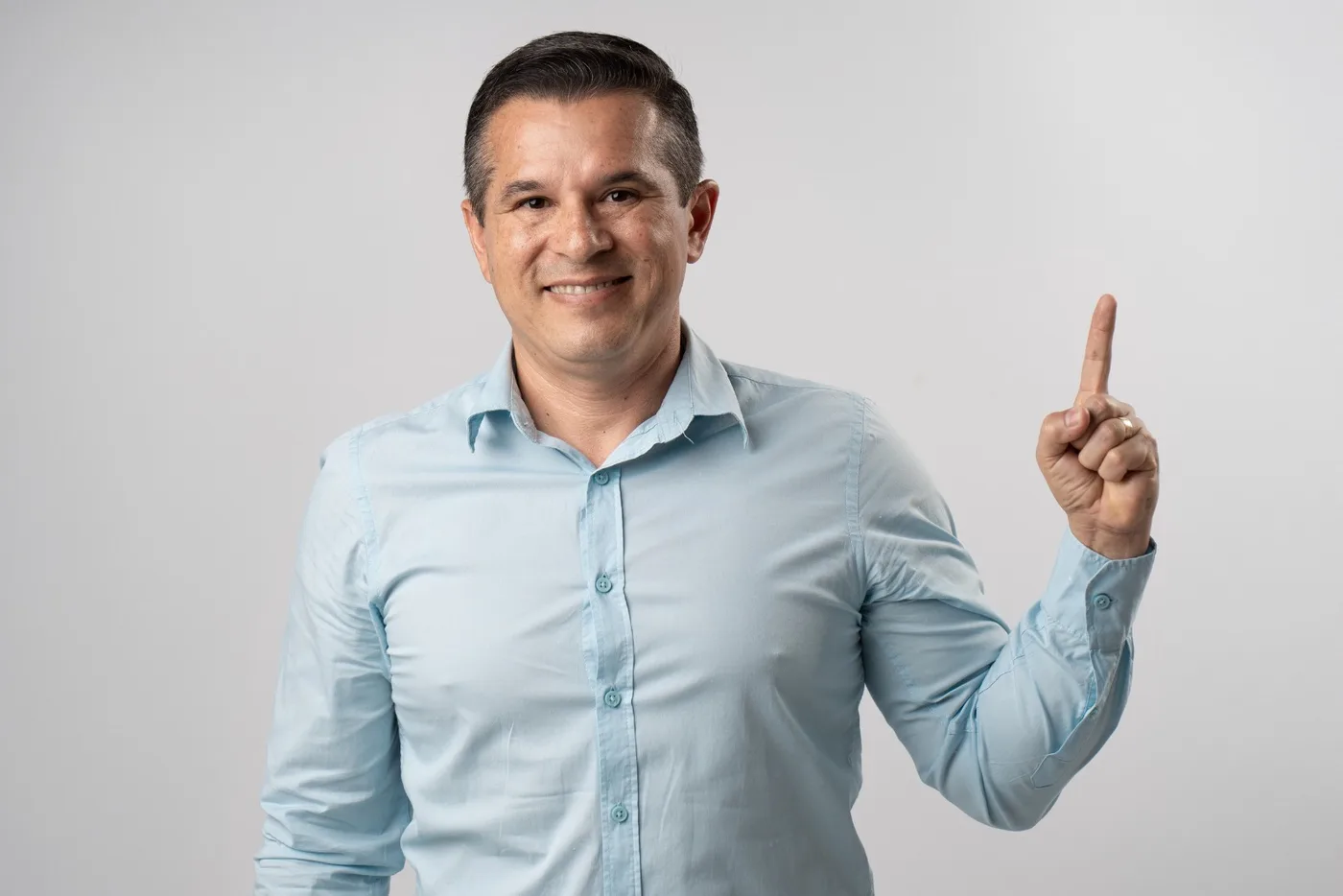 Reginaldo Ferreira apontando para cima