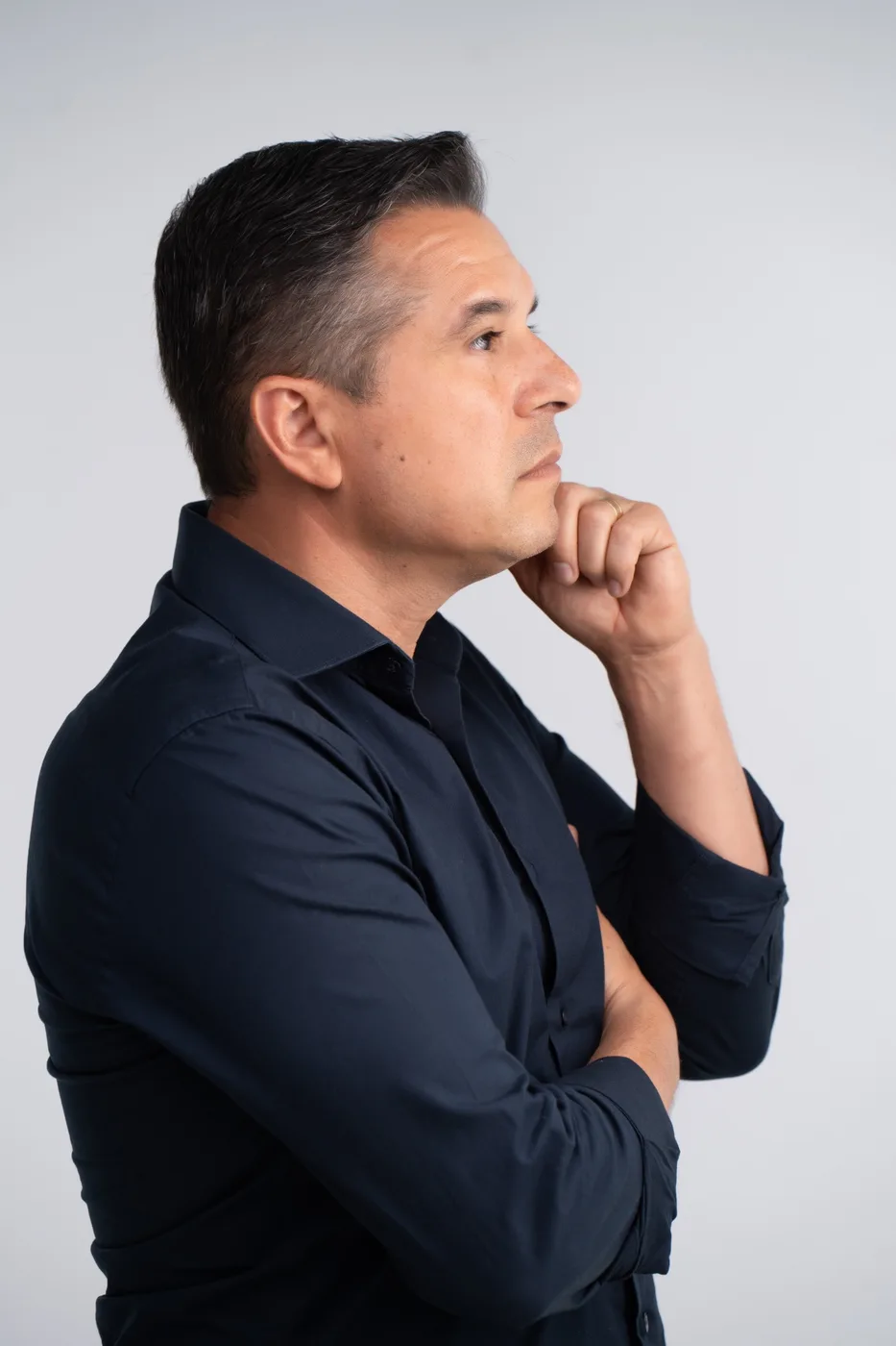 Reginaldo Ferreira em pose reflexiva